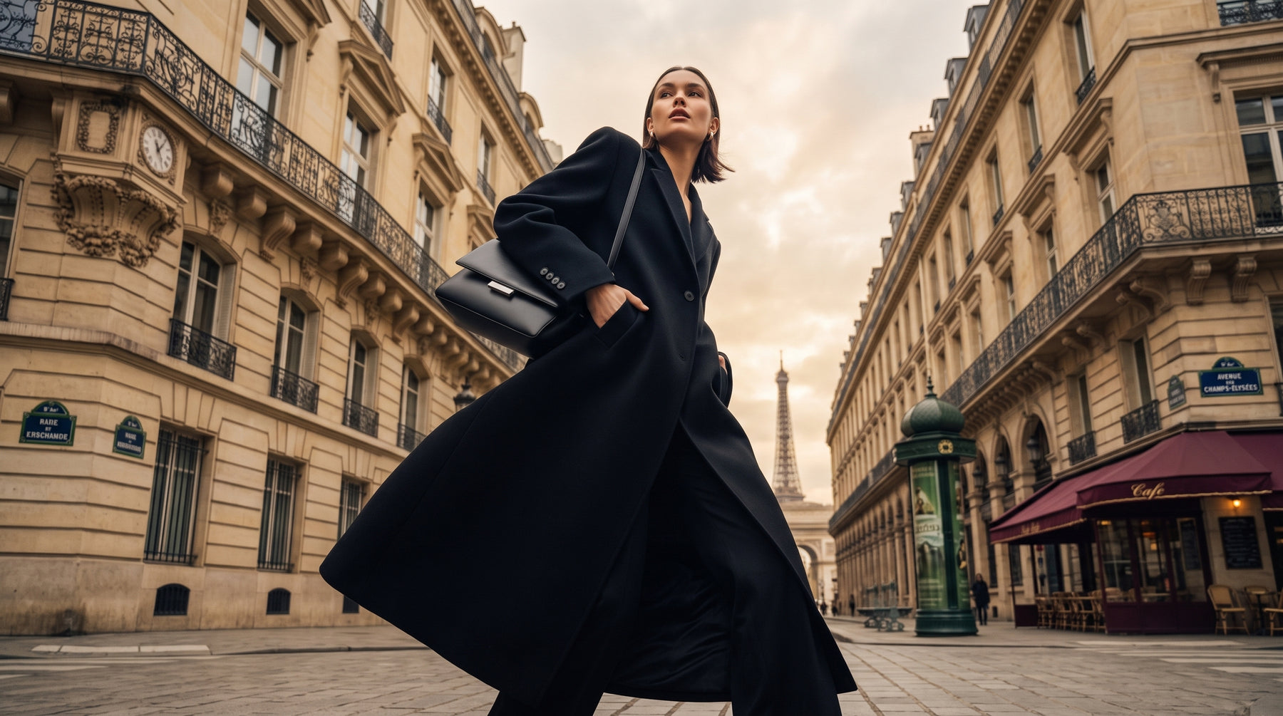 Imagem editorial de uma mulher numa rua parisiense.