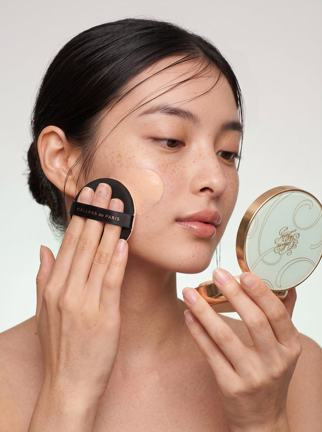 Aplicação de cushion na face com a esponja
