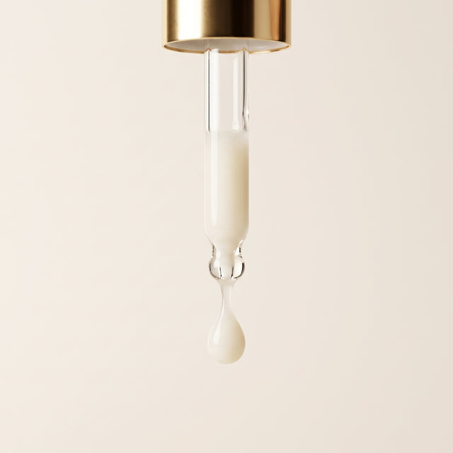 Pipeta dourada com uma gota de sérum Albarosa de textura leitosa e tom marfim.
