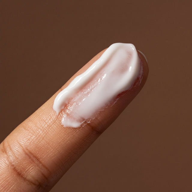 Textura cremosa na ponta de um dedo.