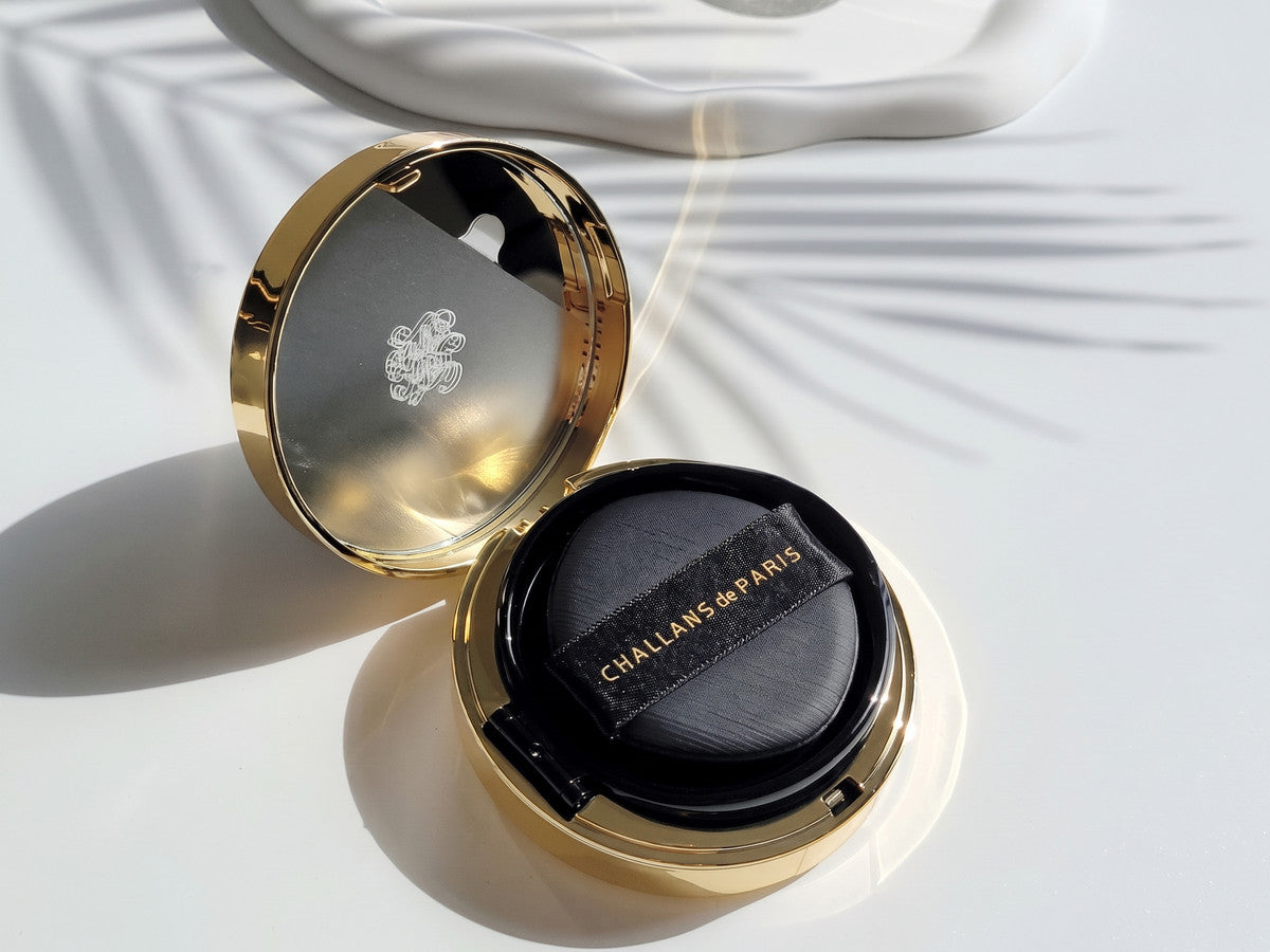 Uma base cushion SPF 40 com cobertura leve e acabamento luminoso.